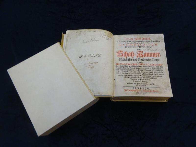 Gazophylacium Medico-Physicum, Oder Schatz-Kammer, Medicinisch- und Natürlicher Dinge, In welcher Alle Medicinische Kunst-Wörter, (2) inn- und äusserliche Kranckheiten?in einer richtigen lateinischen Alphabet-Ordnung auf das deutlichste erkläret, vorgestellet und mit einem nöthigen Register versehen werden. Die andere Auflage, aufs neue mit Fleiß übersehen, verbessert und vermehret.