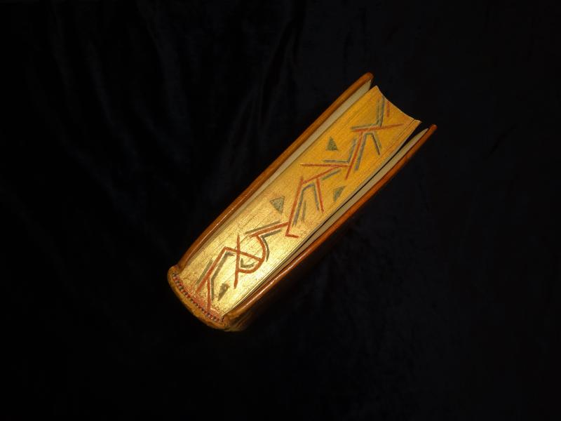 Meisterhafter, handgebundener brauner Kalblereinband (ca 1925) auf 5 erhabenen Bünden; Rückentitel und stilisierte geometrische Deckelverzierung in Blindprägung im Art-Deco - Stil, ebenso wie der rundum vergoldete und mehrfarbig kolorierte Schnitt. Mit handumstochenem Kapitalband, Vorsatzpapier aus handgefertigtem Kleisterpapier mit eingemaltem Farbdekor, vakate Vor- und Nachsatzlagen aus Büttenpapier. Einband in sehr gutem Zustand, mit nur geringen Alterungsspuren. – Bild 2