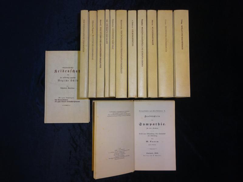 Kleiner Wunder-Schauplatz der geheimen Wissenschaften, Mysterien, Theosophie, göttlichen und morgenländischen Magie, Naturkräfte, hermetischen und magnetischen Philosophie, Kabbala und anderen höhern Kenntnissen, Divination, Offenbarung, Vision, Kombination und schwer begreiflichen Tatsachen ; nach alten Hand- und Druckschriften und Erscheinungen der Neuzeit ; zugleich als Beiträge zur Geschichte der Kultur und Literatur, des Mystizismus, der religiösen Sekten, geheimen Ordensverbindungen und dahin bezüglichen Curiositäten. 13 Bände der Reihe.
