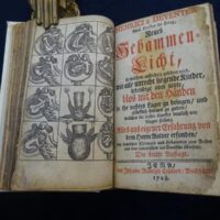 Neues Hebammen-Licht, in welchem aufrichtig gelehret wird, wie alle unrecht liegende Kinder, lebendige oder todte, blos mit den Händen in ihr rechtes Lager zu bringen, und glücklich heraus zu ziehen, welches die vielen Kupffer deutlich vor Augen stellen; ... Die dritte Auflage (Anderer Theil, welcher Eine fernere Untersuchung schwerer Geburthen als auch einen Probier-Stein und Schild der Hebammen in sich hält; ? Andere Auflage).
